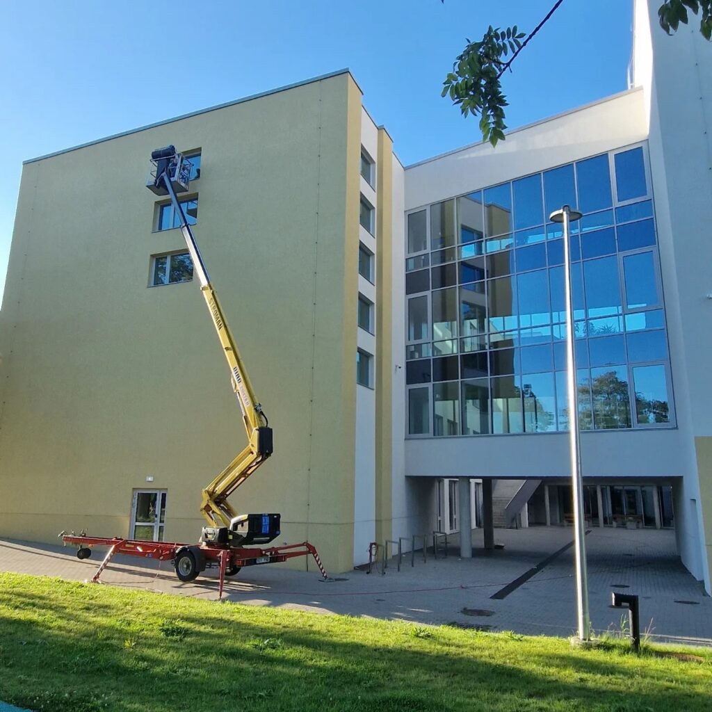 aknapesu tõstukiga